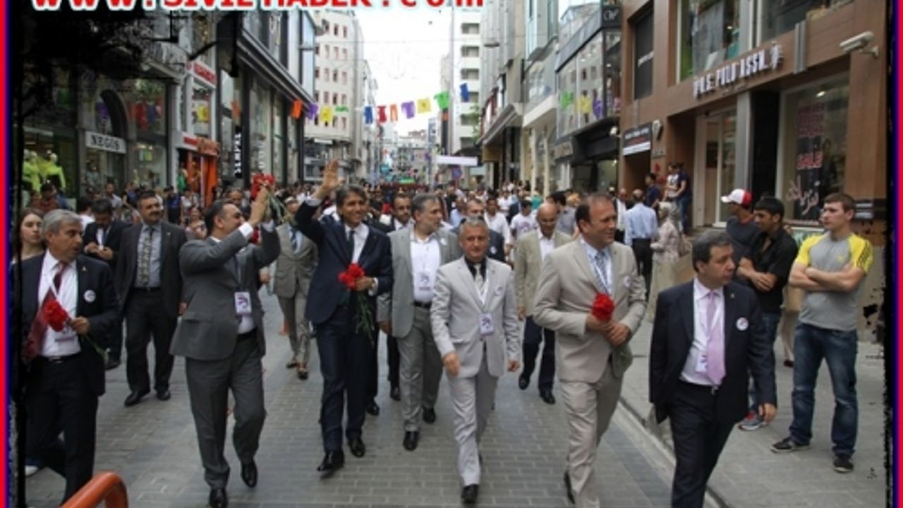 2. LALELİ FASHION SHOPPING FESTİVALİ RENKLİ GÖRÜNTÜLERLE BAŞLADI