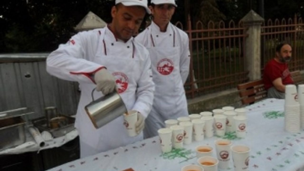 Fatih Belediyesi Fatih Camisinde Her Cuma sabah 500 kişiye çorba ve su ikram ediyor