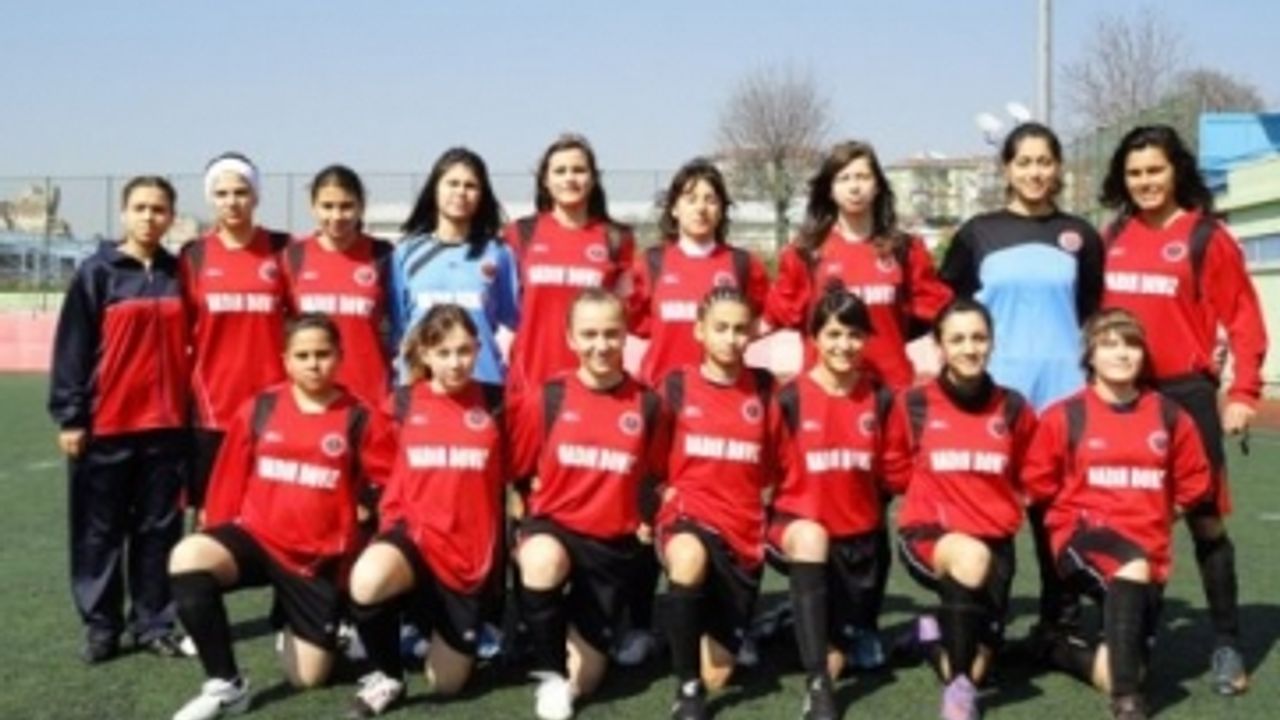 FATİH VATAN LİSESİ GENÇ BAYAN FUTBOL TAKIMI TÜRKİYE ŞAMPİYONASINA  HAZIRLANIYOR  