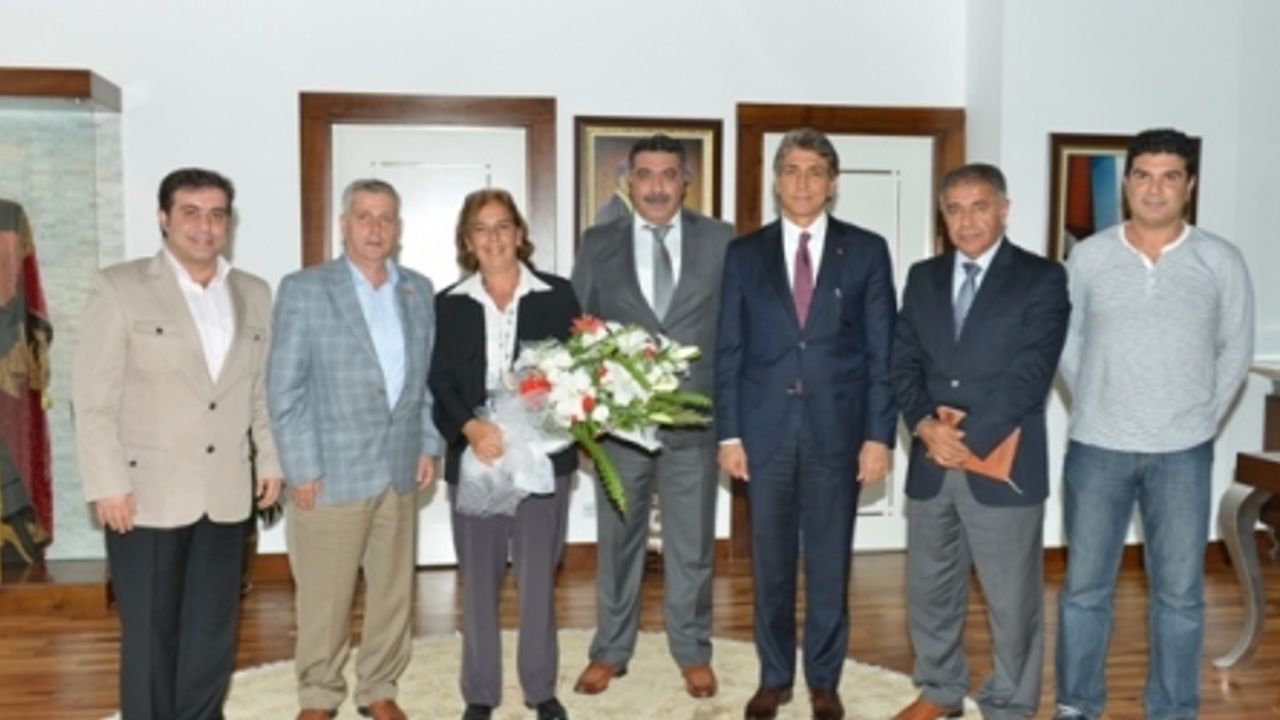 FATİH VATAN LİSESİ SPOR KULÜBÜ FATİH BELEDİYE BAŞKANI MUSTAFA DEMİR'İ MAKAMINDA ZİYARET ETTİ