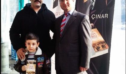 Ramis Çınar'ın Bursa'daki İmza Gününe Yoğun İlgi