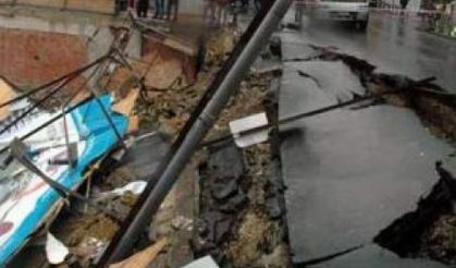 KÜÇÜKÇEKMECE'DE YOL ÇÖKTÜ