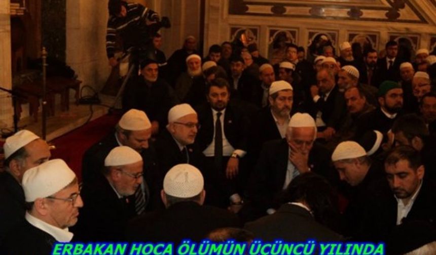 Erbakan’ı anma programları kapsamında Fatih Camii’nde yatsı namazı sonrası mevlit okutuldu.