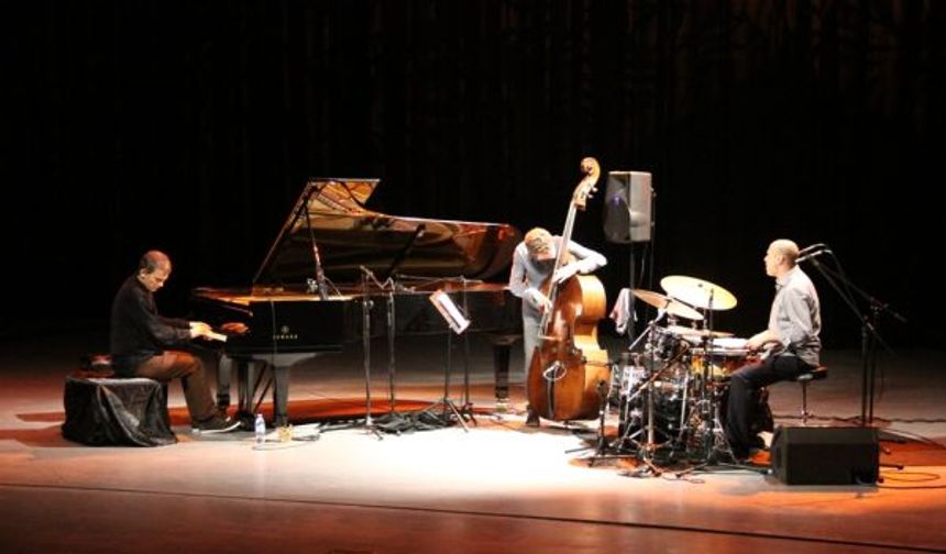 ENSTRÜMANLARI İLE DANS EDEN ADAMLAR