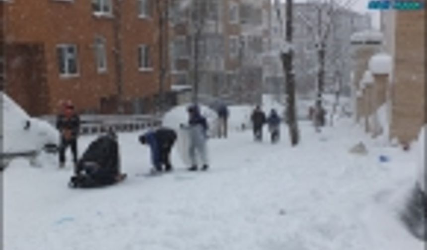 GÜNGÖREN'DE GENÇLER KAR KEYFİNİ ÇIKARTIYOR