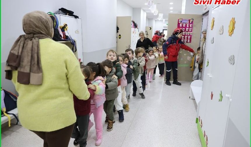 Bayrampaşa’da miniklerle deprem tatbikatı